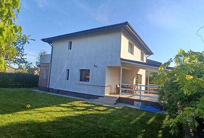 Casă cu 4 camere decomandat în Săbăreni