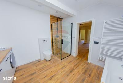 Casă cu 6 camere cu Teren 5483 Mp în Apa