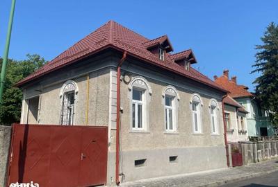 Casă cu 4 camere cu Teren 600 Mp în Centrul Istoric