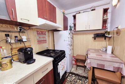 Apartament cu 3 camere semidecomandat în Mărăței