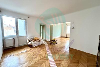 Apartament cu 4 camere semidecomandat în Unirii