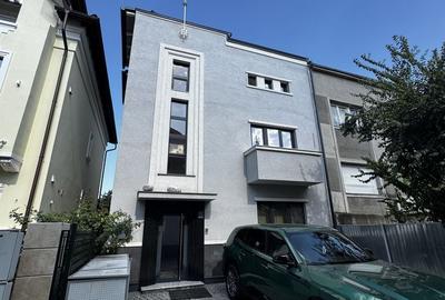 Casă individuală cu 9 camere cu Canalizare în P-ța Unirii