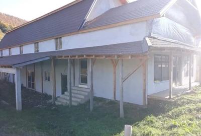 Casă cu 4 camere în Ponoarele