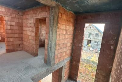 Casă cu 4 camere cu Teren 705 Mp în Moșnița Nouă
