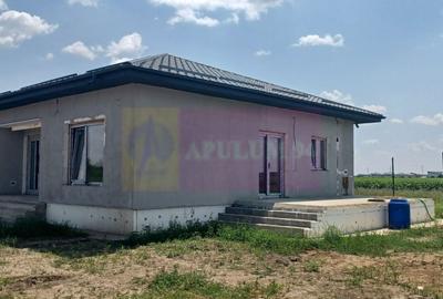 Casă individuală cu 4 camere cu Canalizare în Săbăreni