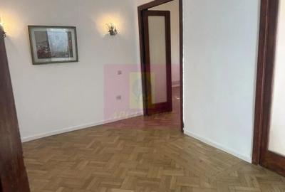 Apartament cu 3 camere semidecomandat în Cotroceni