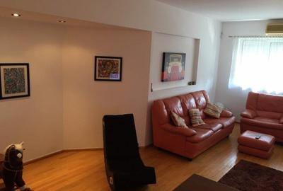 Apartament cu 3 camere semidecomandat în Văcăresti - 1
