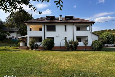 Casă cu 5 camere cu Teren 3800 Mp în Plopu