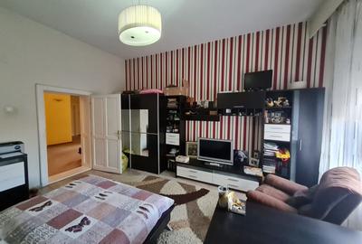 Casă individuală cu 8 camere cu Canalizare în Central