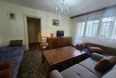 Apartament cu 3 camere semidecomandat în Podu Roș