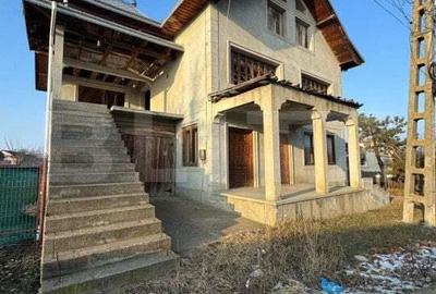 Casă cu 5 camere cu Teren 300 Mp în Central