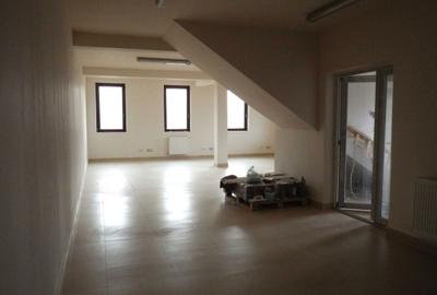 Casă cu 4 camere cu Teren 370 Mp în Central - 1