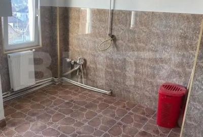 Apartament cu 3 camere semidecomandat în Central - 1