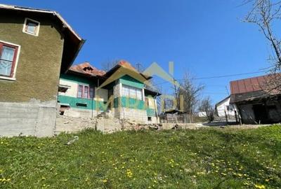 Casă cu 5 camere cu Teren 1990 Mp în Adunați - 2