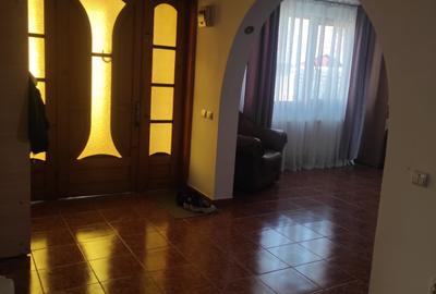 Casă individuală cu 4 camere cu Canalizare în Central - 1
