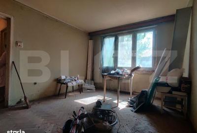Apartament cu 3 camere semidecomandat în Central