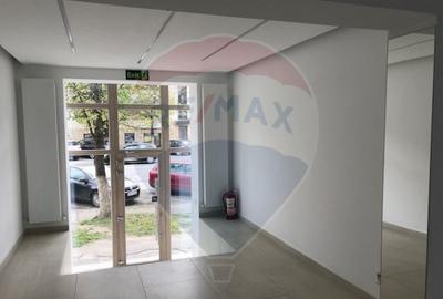 Spațiu comercial, de 50 mp, în Central - 4