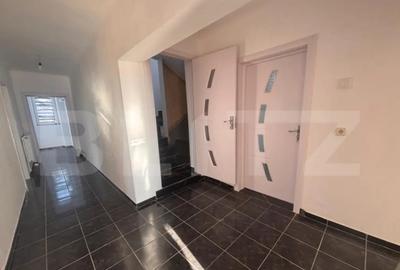 Casă cu 3 camere cu Teren 1000 Mp în Central - 1