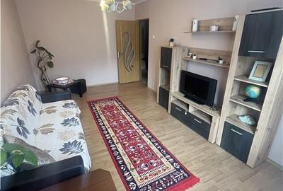 Apartament cu 3 camere decomandat, mobilat în Tei