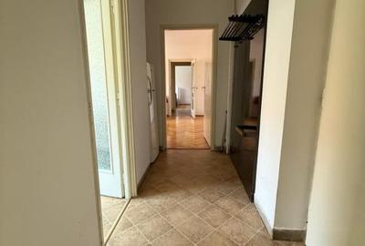 Apartament 3 camere, semidecomandat, etaj 2, 57 mp utili, zona Piata 700 - 7