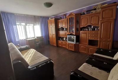 Apartament cu 3 camere decomandat în Piața Centrală