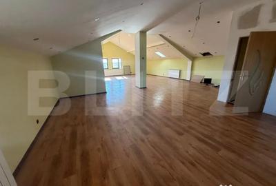 Casă cu 7 camere cu Teren 1000 Mp în Central - 1