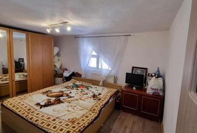 Casă cu 4 camere cu Teren 2000 Mp în Vlădești - 1