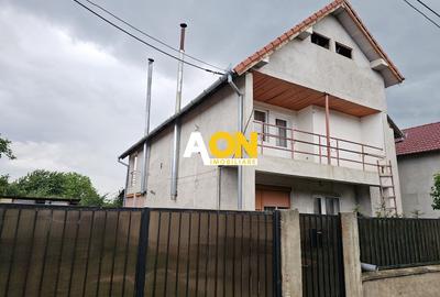 Casă individuală cu 4 camere cu Canalizare în Sud