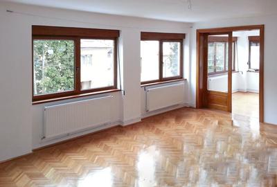 Casă individuală cu 7 camere cu Canalizare în Schei