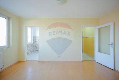 Apartament 2 camere et. 2, de vânzare zona Complex Velența - 9