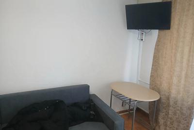 Inchiriez garsoniera la Piata Nicolina langa Mathaus1300 lei - 2