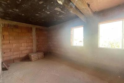 Casă cu 6 camere cu Teren 735 Mp în Moșnița Veche