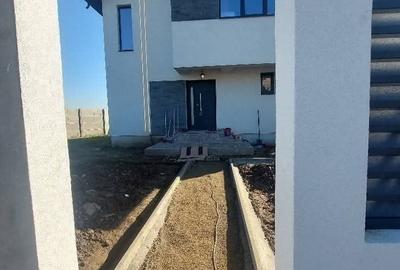 Casă individuală cu 4 camere cu Canalizare în Pantelimon