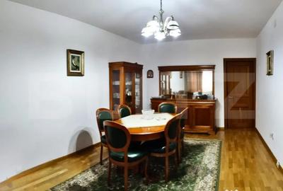 Casă cu 7 camere cu Teren 1178 Mp în Central - 1