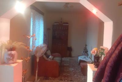 Casă de vînzare și grădină. - 2
