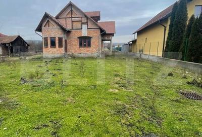 Casă cu 4 camere cu Teren 2900 Mp în Central - 1