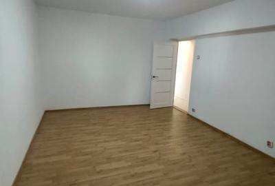 Apartament cu 3 camere decomandat, mobilat în Vitan