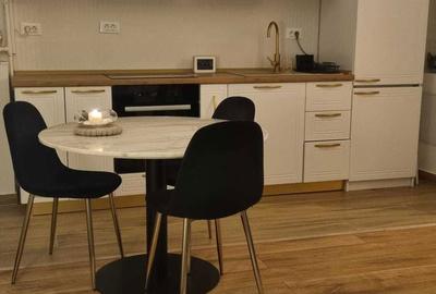 Garsonieră în Roșu