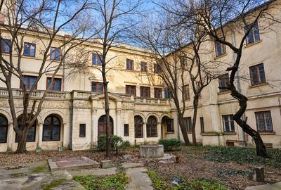 Casă cu 40 camere cu Teren 1223 Mp în P-ța Romană