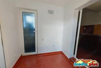 Inchiriere camera + baie ?i bucatarie, curte comuna zona Liceul Marin Coman - 5