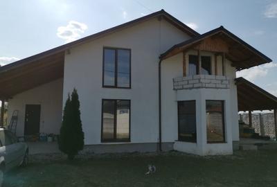 Casă individuală cu 5 camere în Clucereasa