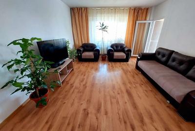 Apartament cu 3 camere de închiriat, zona Reyna - 1