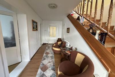 Casă cu 4 camere în Central - 2