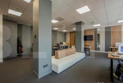 Spațiu comercial, de 130 mp, în P-ța Victoriei - 13