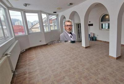 Spațiu comercial, de 290 mp, în Central - 4