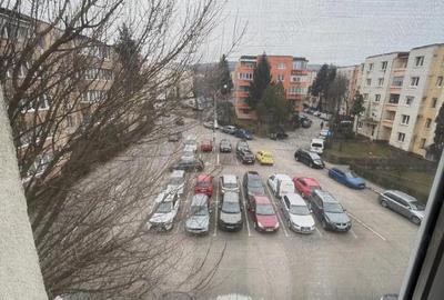 Apartament cu 3 camere semidecomandat în Central - 1