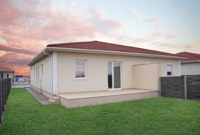 Duplex cu 3 camere cu Canalizare în Remetea Mare - 5