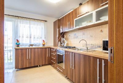 Apartament de vanzare 3 camere decomandat, gradina , curte inchis pentru parcari