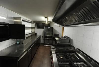 Spațiu comercial, de 1,000 mp, în Central