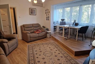 Apartament cu 3 camere semidecomandat, mobilat în Drumul Taberei